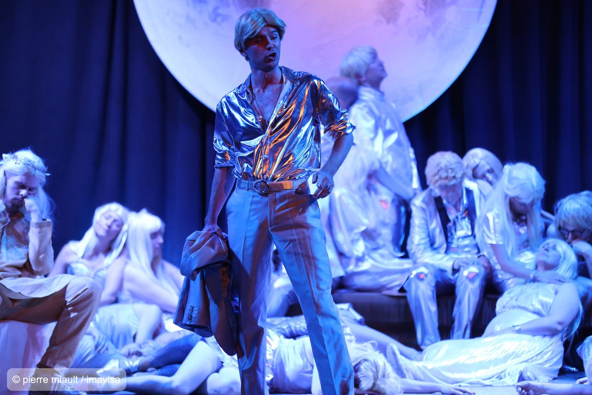 Julien Capy en Apollon, chemise argentée, sur scène dans Orphée aux Enfers